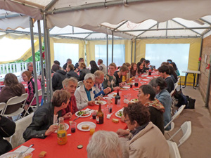 les convives à table